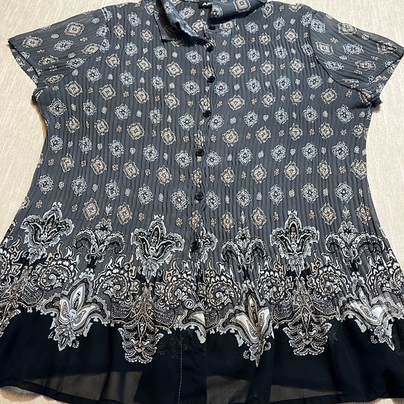 APT. 9  Gray, black white and cream patterned short sleeve blouse. Size Small - Picture 3 of 8